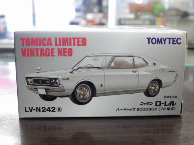 最新の激安 トミーテック トミカ トミカリミテッドヴィンテージ ネオ 64 LV-N246a 日産 グロリア HT V20ターボSGL 茶 完成品  TOMIX Nissan Gloria V20 Turbo SGL 316800 おもちゃ ホビー 玩具 プレゼント