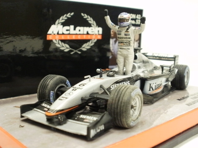 ミニカーショップグローバル 1/43 ミニチャンプス マクラーレン メルセデス MP4-17D K.ライコネン スタンディングフィギュア 2003  マレーシアGP 優勝 #6