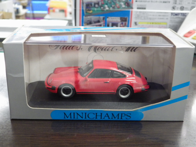 1/43 ミニチャンプス　ポルシェ　911 クーペ　1978-1983 【レッド】