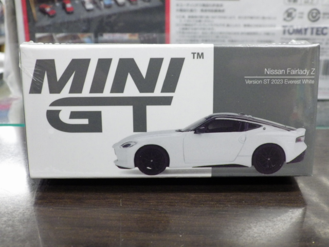 1/64 MINI GT 598 日産 フェアレディZ Version ST 2023 エベレストホワイト 【右ハンドル仕様】