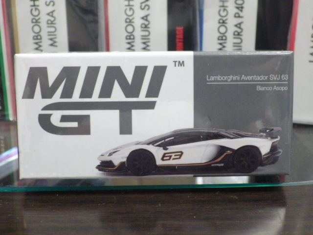 1/64 MINI GT 842 ランボルギーニ アヴェンタドール SVJ 63 Bianco Asopo #63 左ハンドル仕様